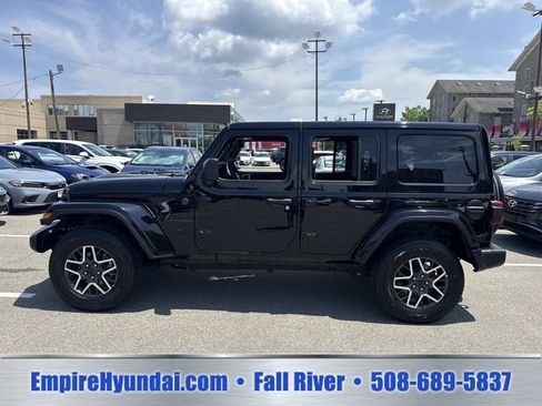 Used 2025 Jeep Wrangler Unlimited Sahara AWD/4WD image 8