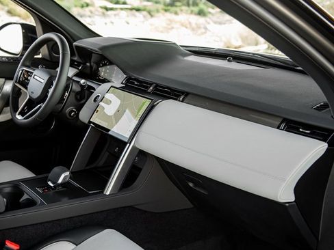 Used 2024 Land Rover Discovery Sport Dynamic SE image 28