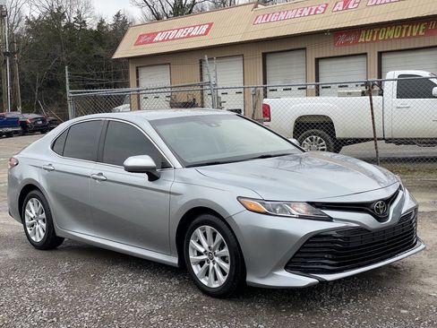 Used 2018 Toyota Camry LE image 3