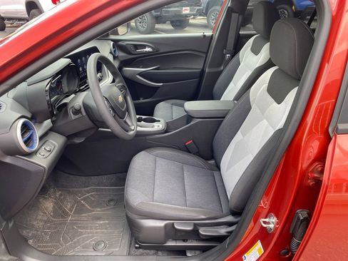 Used 2024 Chevrolet Trax LS w/ LS Convenience Package FWD image 9