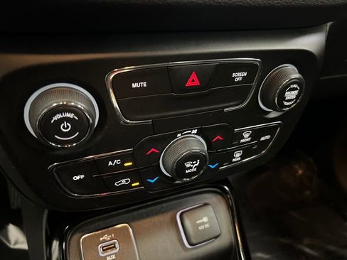 Used 2021 Jeep Compass Latitude image 19