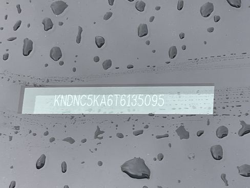 New 2026 Kia Carnival EX image 32