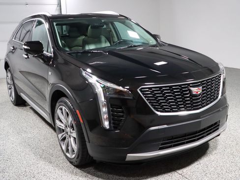 Used 2023 Cadillac XT4 Premium Luxury w/ Cold Weather Package FWD image 5