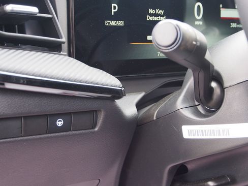 Used 2025 Nissan Kicks SR image 18