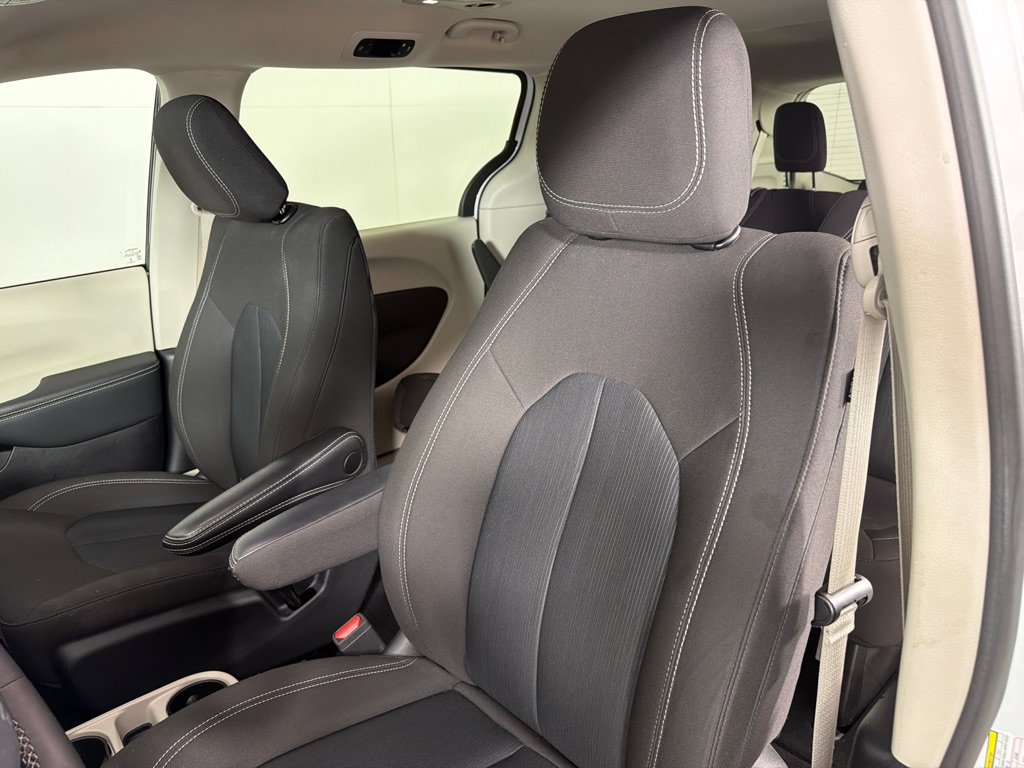 Used 2023 Chrysler Voyager LX FWD image 12
