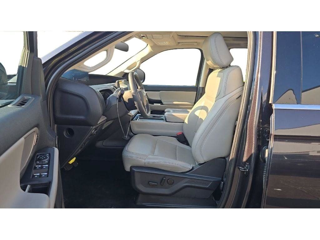 Used 2025 Ford Expedition Active AWD/4WD image 6