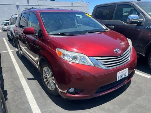 Used 2014 Toyota Sienna XLE FWD image 2