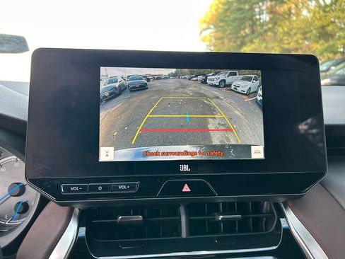 Used 2023 Toyota Venza XLE image 19