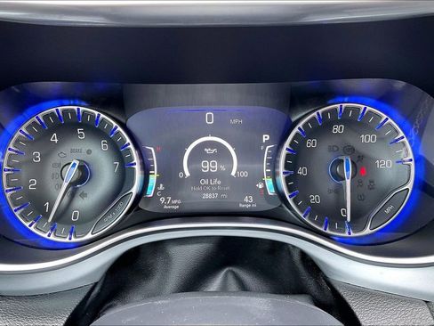 Used 2025 Chrysler Pacifica Limited FWD image 16