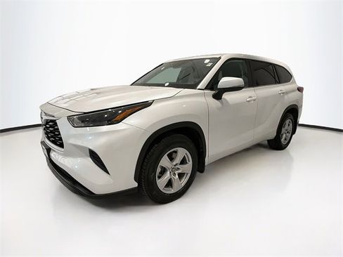 Certified 2023 Toyota Highlander L image 3