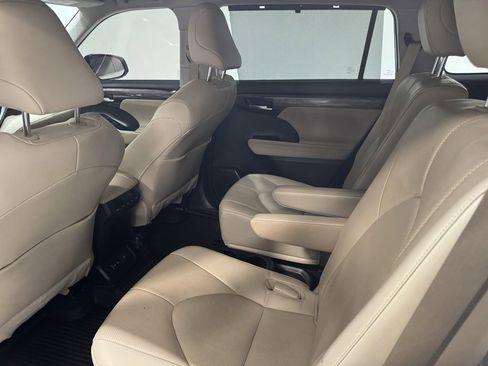 Used 2023 Toyota Highlander L image 25