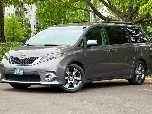 Used 2015 Toyota Sienna SE w/ SE Preferred Package FWD image 1