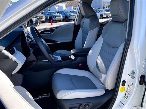 Used 2021 Toyota RAV4 Limited image 7