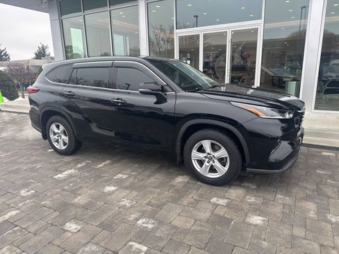 Used 2021 Toyota Highlander LE image 8