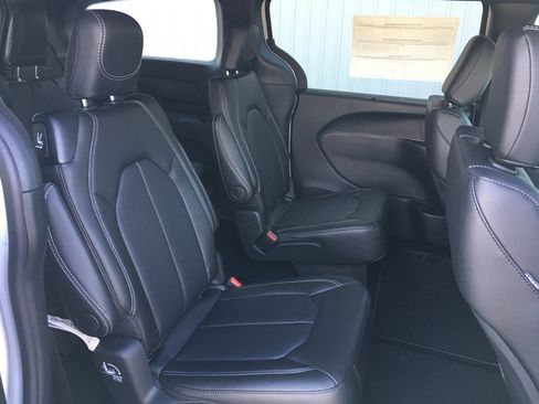 New 2026 Chrysler Pacifica Select image 27