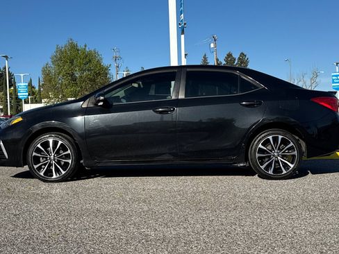 Used 2017 Toyota Corolla SE w/ SE Premium Package FWD image 2