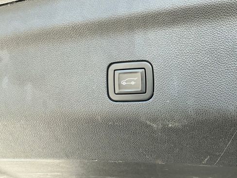 Used 2021 GMC Yukon Denali w/ Denali Premium Package image 20