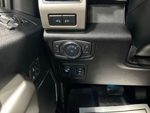 Used 2019 Ford F150 Lariat w/ Equipment Group 502A Luxury AWD/4WD image 17