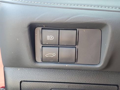 Used 2021 Toyota Highlander XLE FWD image 21