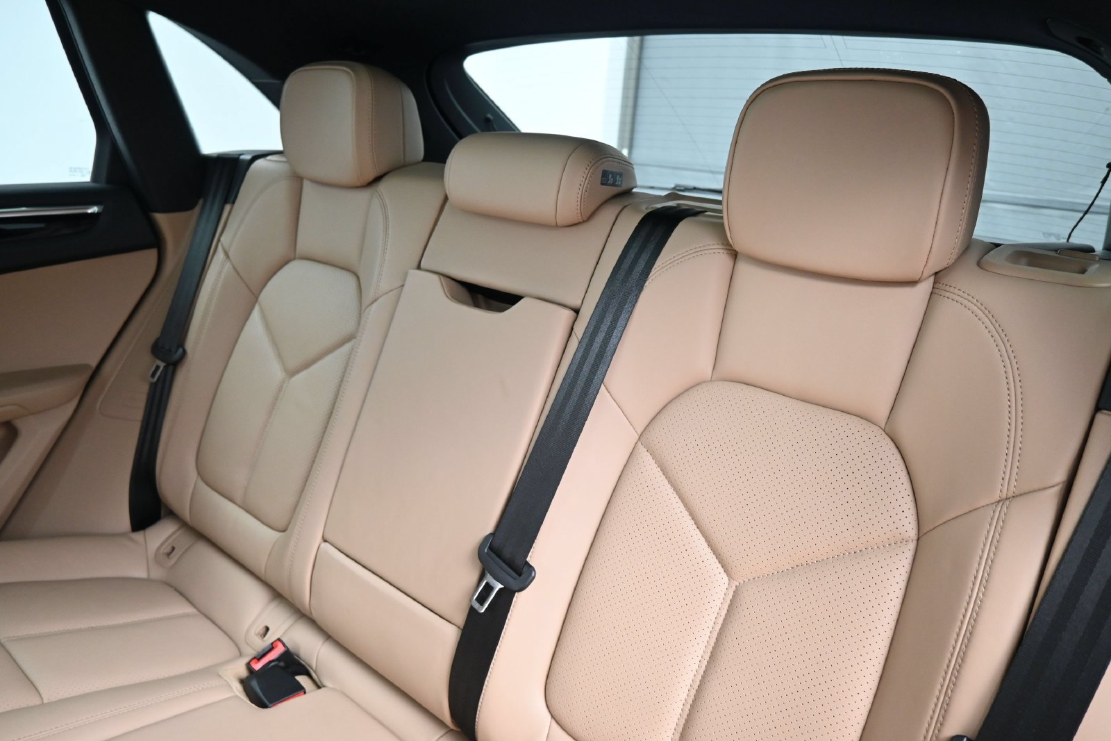 Certified 2025 Porsche Macan AWD/4WD image 6