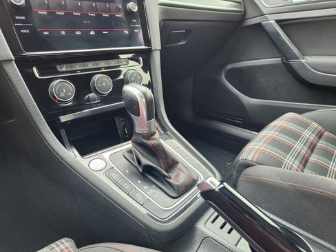 Used 2018 Volkswagen GTI SE FWD image 16