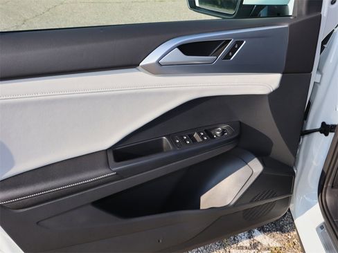 New 2025 Volkswagen Taos SE image 13