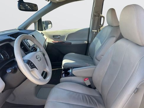 Used 2013 Toyota Sienna XLE w/ Entertainment Pkg image 9