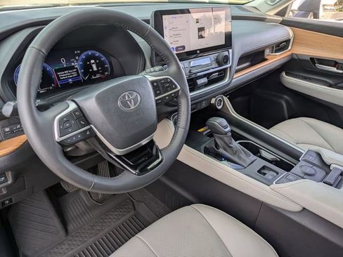 Used 2025 Toyota Grand Highlander image 22