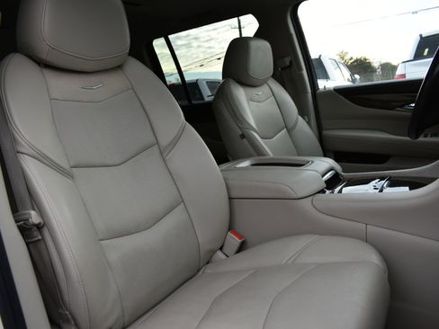 Used 2020 Cadillac Escalade ESV Premium Luxury image 33