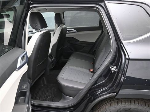 New 2026 Volkswagen Taos SE image 11