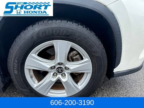 Used 2021 Toyota Highlander LE AWD/4WD image 5