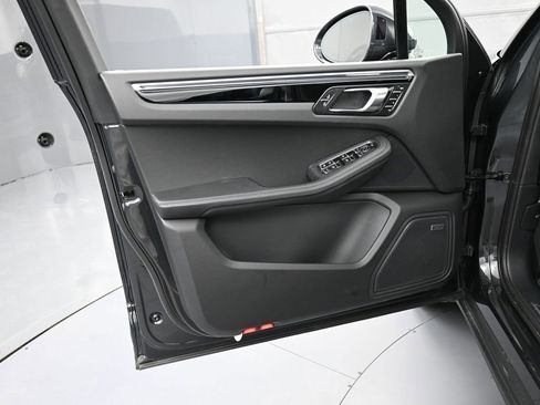 Certified 2025 Porsche Macan image 15