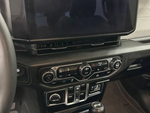 Used 2024 Jeep Wrangler Unlimited w/ Convenience Group AWD/4WD image 19