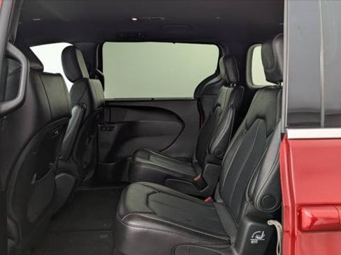 Used 2025 Chrysler Pacifica Select FWD image 16