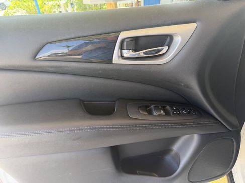 Used 2018 Nissan Pathfinder SV AWD/4WD image 10