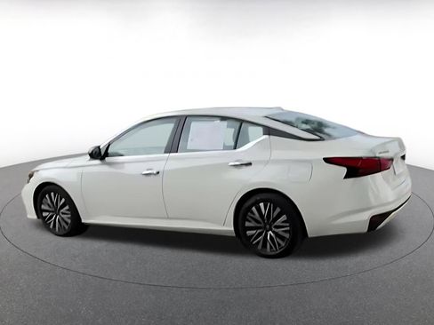 Used 2025 Nissan Altima 2.5 SV FWD image 10