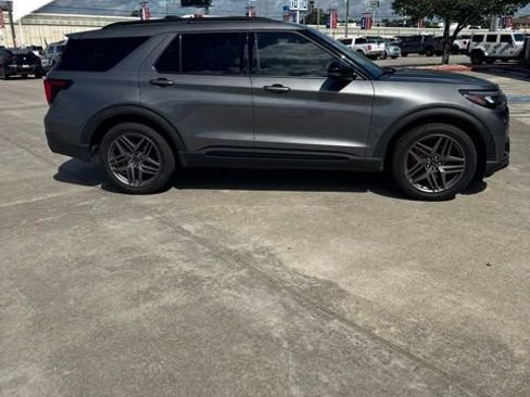 Used 2026 Ford Explorer ST-Line w/ ST-Line Street Pack RWD image 3