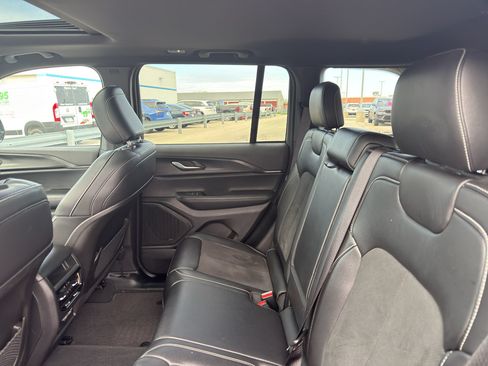 Used 2025 Jeep Grand Cherokee Altitude AWD/4WD image 33