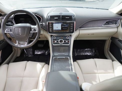 Used 2017 Lincoln Continental Select image 11