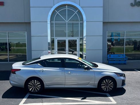 Used 2024 Nissan Altima 2.5 SV FWD image 1