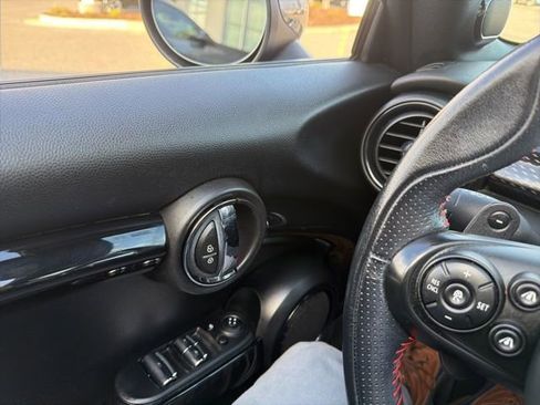 Used 2019 MINI Cooper S image 17