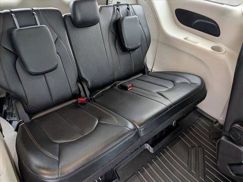 Used 2018 Chrysler Pacifica Touring-L image 20