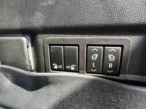 Used 2023 Chevrolet Tahoe High Country AWD/4WD image 13
