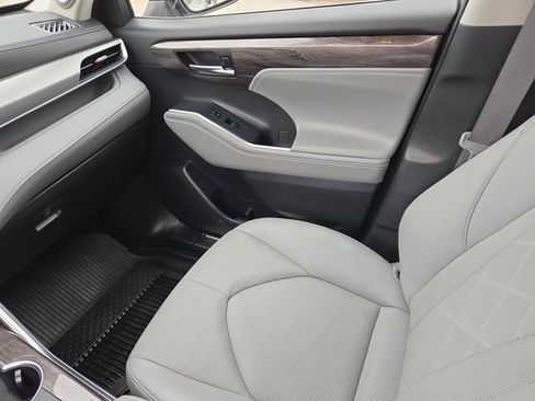 Used 2022 Toyota Highlander Platinum image 16