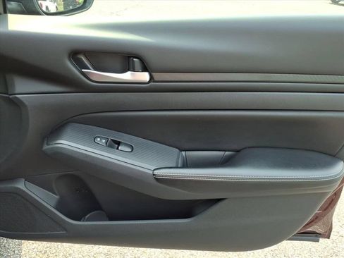 Used 2024 Nissan Altima 2.5 SV FWD image 14