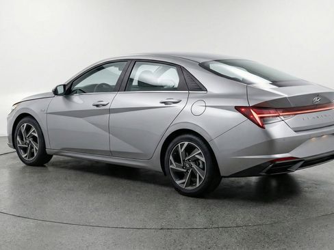 Used 2025 Hyundai Elantra Limited FWD image 6