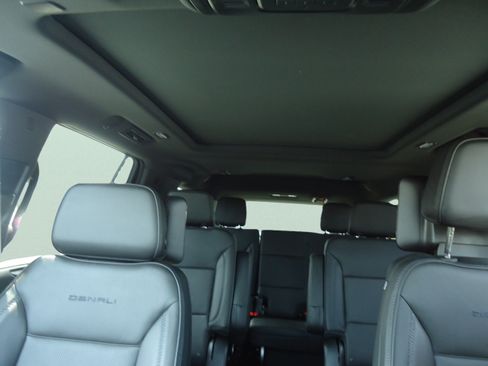 Used 2024 GMC Yukon Denali w/ Advanced Technology Package AWD/4WD image 35