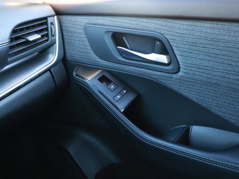 Used 2023 Nissan Rogue SV image 24