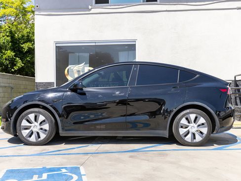 Used 2022 Tesla Model Y Long Range AWD/4WD image 8