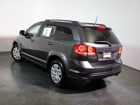 Used 2019 Dodge Journey SE w/ Connectivity Group FWD image 2